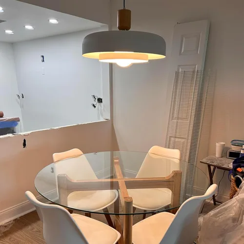 Vista 2 de Lámpara Colgante Grande Moderna de 19.68 Pulgadas, 2 Niveles con Pantallas Crema Suaves, Acento de Madera Natural y Latón, Candelabro de Mediados