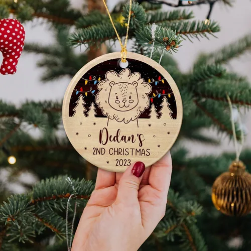 Vista 3 de Adorno de cerámica personalizado para la segunda Navidad de león para bebé, regalo de 2º adorno de árbol de Navidad de león para bebé, recuerdo