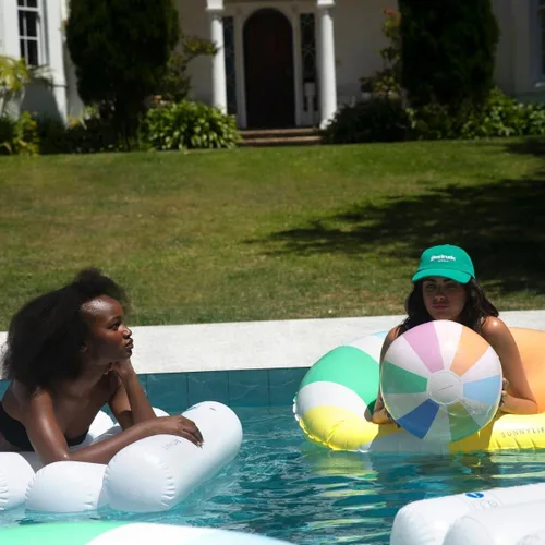 Vista 6 de Sunnylife Bola de playa inflable Gelato pastel lado piscina
