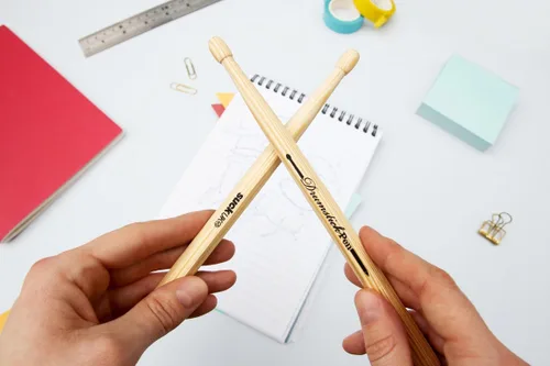 Vista 5 de Suck UK Bolígrafo Baqueta - Regalos de Baterista para Hombres - Regalos Para Bateristas - Accesorios de Batería - Bolígrafo de Madera