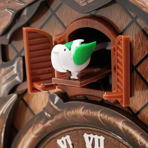 Vista 2 de Reloj de cuco de madera de estilo alemán con péndulo, funciona con pilas, reloj de pared con decoración de bosque, silenciador nocturno y volumen