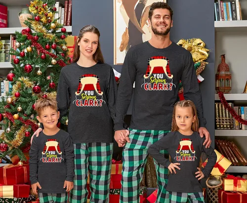 Vista 3 de Camiseta familiar de manga larga con texto en inglés "You Serious Clark Christmas