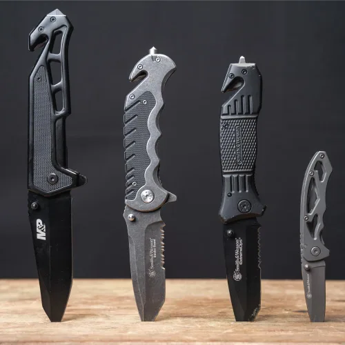 Vista 3 de Smith & Wesson CK400 5.4in High Carbon S.S. Folding Knife with a 2.2in Drop Point Blade and Stainless Steel Handle for Outdoor