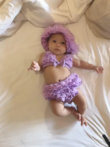 Vista 2 de Yccutest Traje de baño de flores para bebé, 3 piezas, parte superior triangular, parte inferior con volantes, sombrero para el sol, conjunto