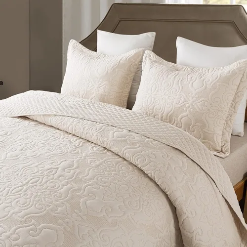Vista 3 de NEWLAKE - Juego de cubrecama reversible de microfibra bordada con patrón floral en relieve en jacquard beige, tamaño queen