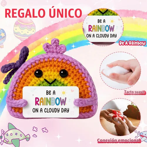 Vista 3 de Muñeca de ganchillo arcoíris positiva hecha a mano con tarjeta de aliento - Decoración inspiradora para escritorio, oficina y hogar - Regalo