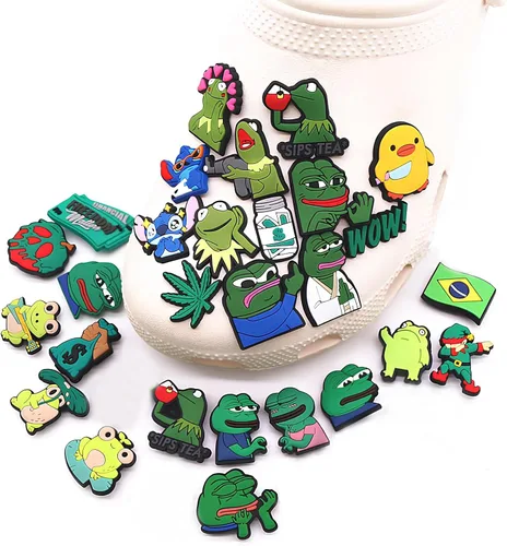 Vista 2 de 27 dijes de zapatos de rana de PVC para decoración de zapatos de dibujos animados para hacer bricolaje, sandalias, pulseras parodia divertidos