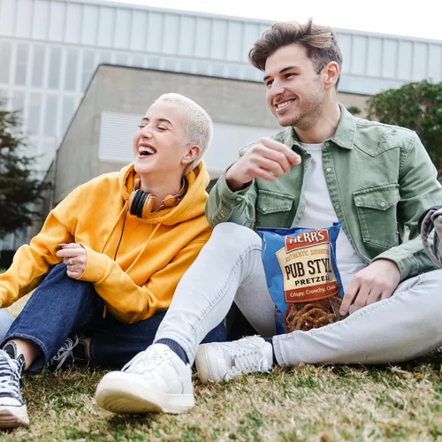 Vista 5 de Herr's Pretzels finos de masa madre estilo pub, 12 onzas (paquete de 9 bolsas) – Pretzels crujientes de masa madre, perfectos para sumergir