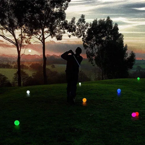 Vista 9 de Crestgolf Paquete de 6 pelotas de golf que brillan en la oscuridad iluminadas por la noche con temporizador de reinicio de 12 minutos