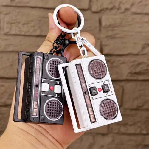 Vista 6 de Moda retro forma de radio llavero bolsa colgante nostálgico cinta grabadora colgantes artesanía pequeños altavoces llavero chica