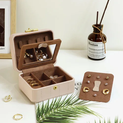 Vista 2 de KAMIER Joyero de viaje, organizador de joyas de viaje de cuero acolchado con diamante, caja organizadora de joyas de viaje pequeña para mujeres