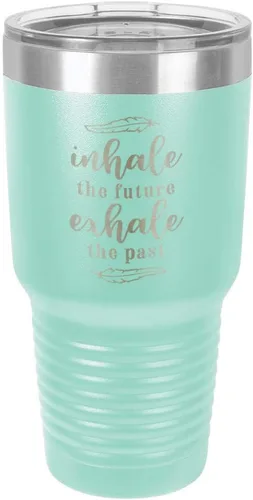 Vista 21 de INHALE EL FUTURO EXHALE EL PASTO Grabado 30 oz Vaso con paja y tapa superior deslizante de acero inoxidable taza de viaje de acero inoxidable 's