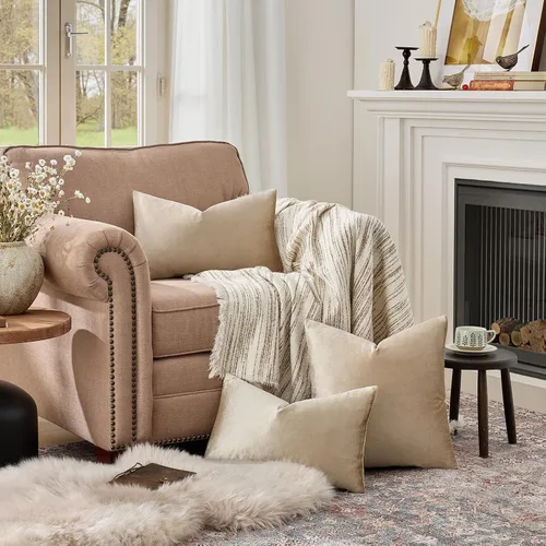 Vista 217 de GIGIZAZA Juego de 2 fundas de almohada doradas de terciopelo de 20 x 20 pulgadas para sofá Almohadas para sofá, tela texturizada suave de 9.88