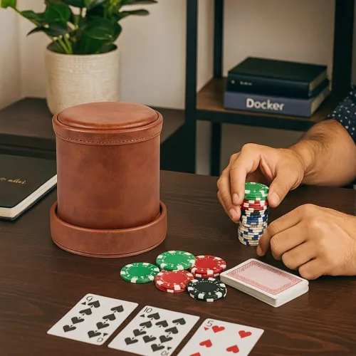 Vista 7 de Taza de dados de piel sintética marrón con tapa, taza de terciopelo interior silenciosa con 6 dados para juegos de dados mentirosos, Farkle/Yahtzee