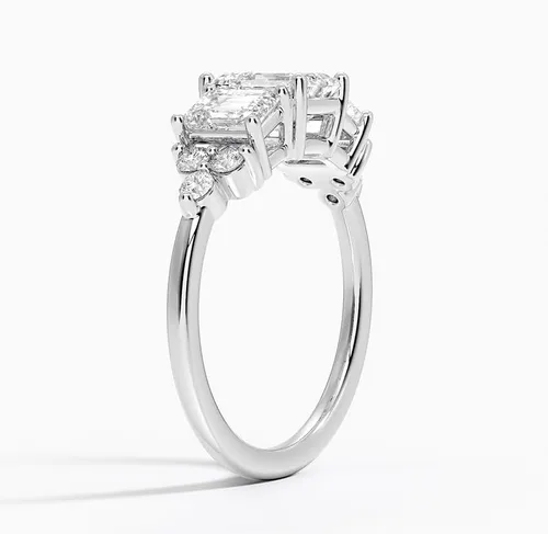 Vista 2 de IGI - Anillo de compromiso de diamantes creados en laboratorio de talla esmeralda blanca de 2.0 quilates con acento, dos esmeraldas brillantes