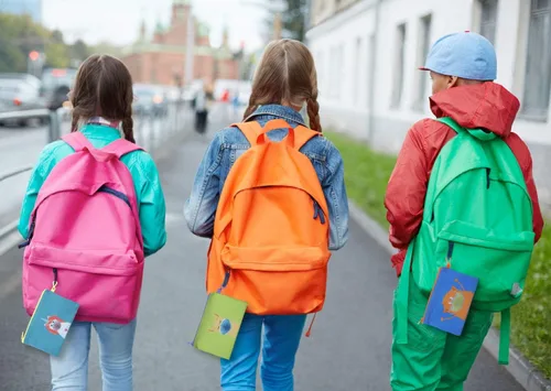 Vista 4 de Bolsa de almacenamiento para máscara de llama con 10 mascarillas desechables para niños, adorable estuche portátil con cremallera y clip para niños