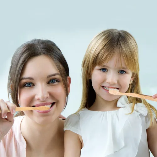 Vista 3 de Cepillo de dientes de madera de bambú natural, cerdas blancas suaves de 24k Organic- biodegradable, sin BPA, ecológico, respetuoso con el medio