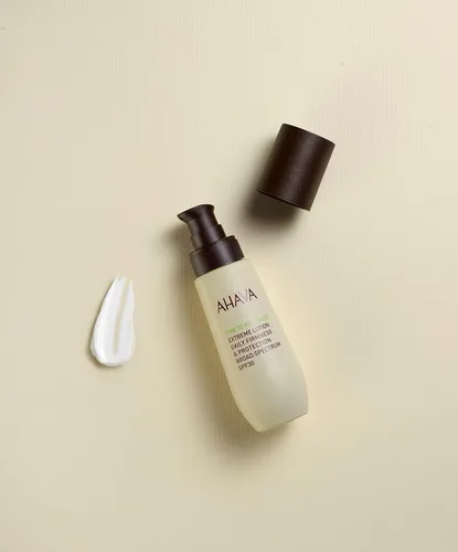 Vista 2 de AHAVA Extreme Lotion Daily Firmness & Protection, Broad Spectrum SPF30, ligera, hidratante, hidratación durante todo el día y protección UVA/B