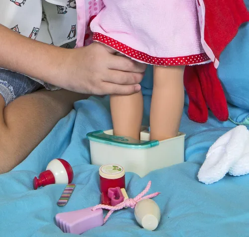 Vista 7 de Our Generation - Día de Sp-Aaaah - Juego de salón - Baño de pies, toalla y máscara de pepino - Accesorios para muñecas de 18 pulgadas - Juego