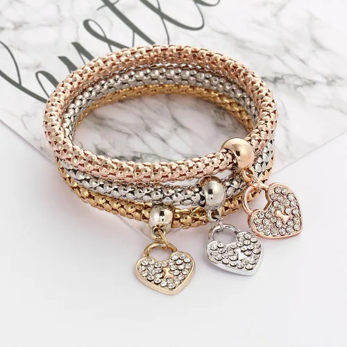 Vista 3 de Juego de 3 pulseras elásticas multicapa con forma de mariposa, corazón y llave, corona, pulseras de abalorios de cristal, pulsera de oro, plataoro