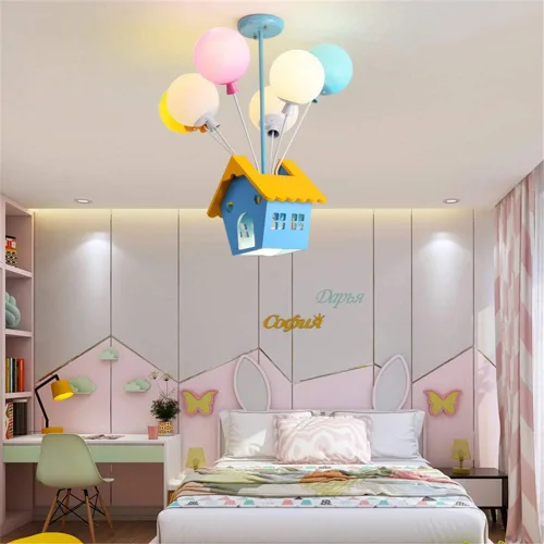 Vista 3 de RUNNUP Candelabro creativo de globos con casa de madera, 7 luces, cristal multicolor, colgante de techo para dormitorio infantil, habitación