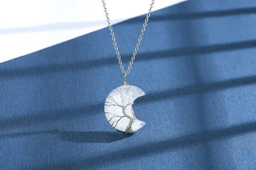 Vista 2 de MAIBAOTA Collar de cristal curativo, collar de luna creciente envuelta en alambre de árbol de vida, collar con colgante de piedra natural de reiki