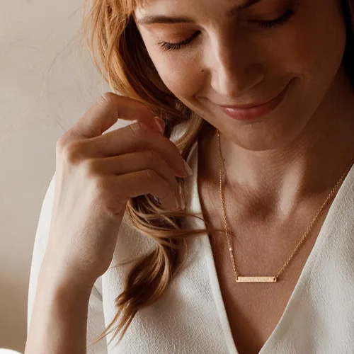 Vista 4 de Petite Boutique Collar de barra con nombre chapado en oro de 16 quilates, grabado a máquina, collar personalizado para boda, graduación