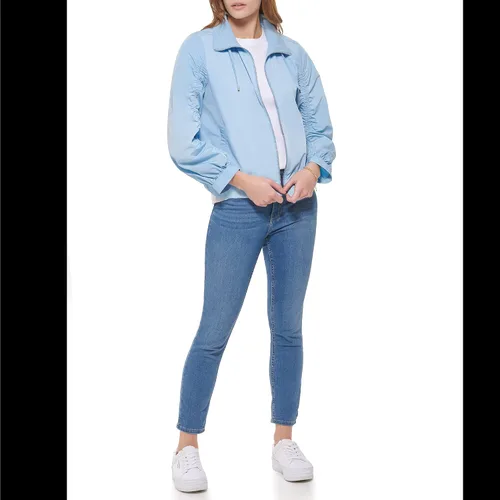 Vista 2 de Calvin Klein Chaqueta deportiva esencial cómoda de nailon resistente al agua para mujer