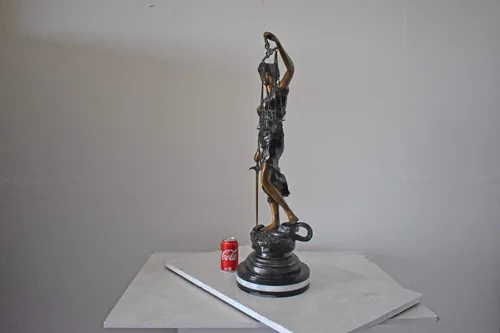 Vista 2 de Lady Justice Estatua de Bronce Montada en Mármol - Tamaño: 14" L x 16" W x 32" H.