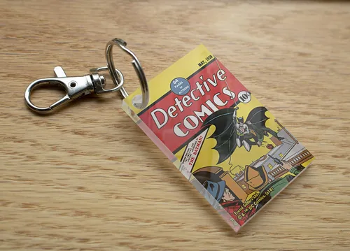 Vista 2 de DC Comics Batman Número 27 de Detective Comics Llavero acrílico coleccionable, Problema n. 27, 1.5" x 2.25