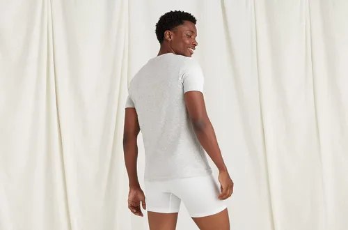 Vista 6 de MeUndies Camiseta elástica de algodón orgánico con cuello en V, tela exclusiva de Tienda