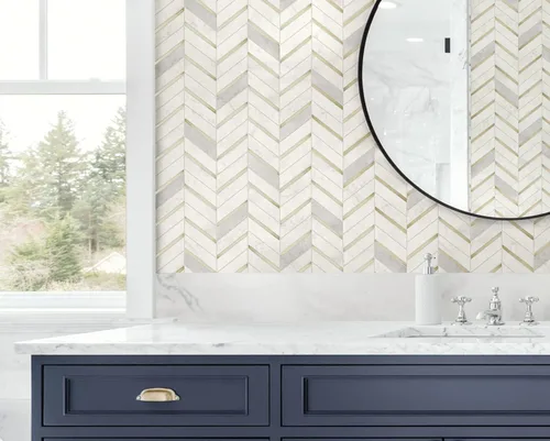Vista 2 de NextWall Chevron - Papel tapiz de mármol sintético para despegar y pegar (oro metálico y gris perla)