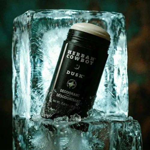 Vista 4 de Herban Cowboy Desodorante con infusión de aloe Dusk con toques de cedro, lavanda, lima y sándalo (2.8 onzas)
