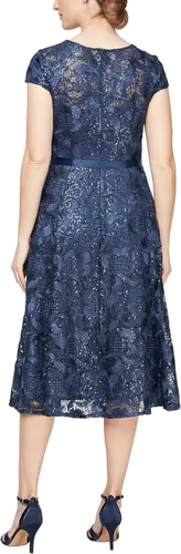Vista 2 de Alex Evenings Vestido bordado elástico acampanado para mujer con cinturón de corbata