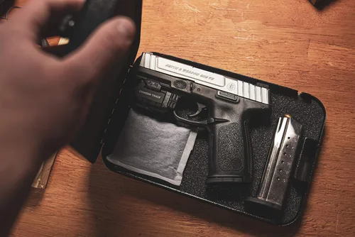 Vista 2 de Lockdown Keyed Full Size Handgun Vault with All Steel Construction, TSA Approval and California DOJ Certification for Secure Storage and Travel