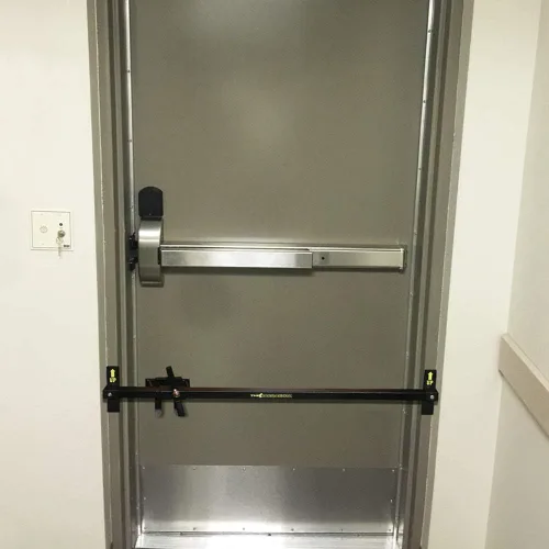 Vista 3 de Barracuda Sistema de defensa de puerta para puertas batientes exteriores (DSO-PB-1: Anchos de jamba hasta 5-3/4")