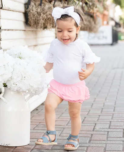 Vista 3 de RuffleButts® Bloomer tejido con volantes para bebé/niñas pequeñas Rosa bebé