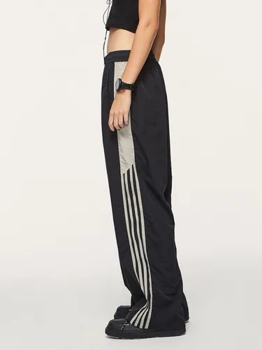 Vista 3 de Aelfric Eden Pantalones deportivos a rayas para hombre, pantalones de paracaídas, pantalones holgados Y2k, pantalones cargo de pierna ancha