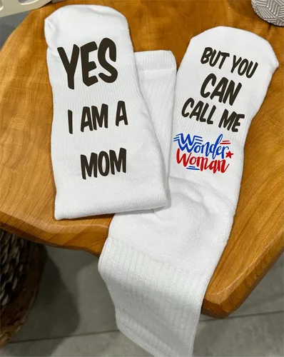 Vista 4 de Calcetines altos Funky Fun Wonder Woman, regalo temático divertido para mamá