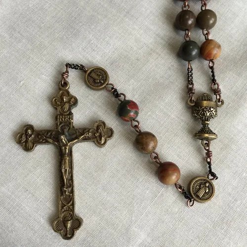Vista 4 de elegantmedical Collar de cruz de regalo de rosario católico hecho a mano con 5 cuentas de piedra picasso para la primera comunión, elegantmedical