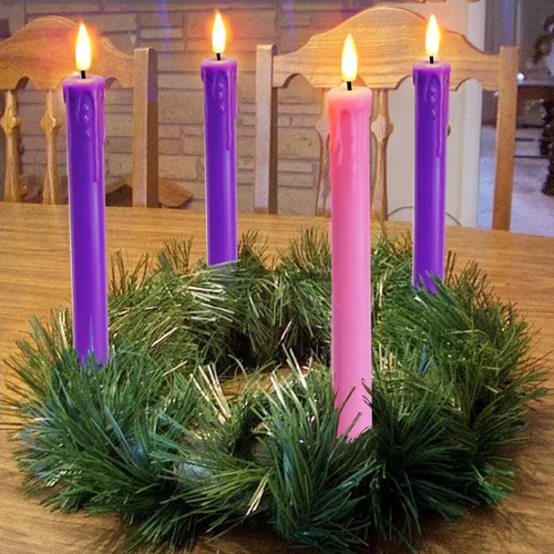 Vista 2 de Juego de 4 Luces de Velas LED de Navidad, Velas Cónicas que Funcionan con Batería para Corona de Adviento, 3 Moradas 1 Rosa Velas de Cera Sin Llama