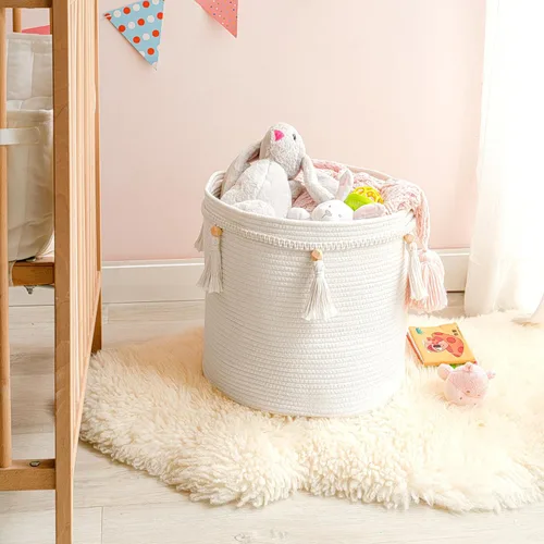 Vista 3 de Mkono - Canasta decorativa de macramé de cuerda de algodón boho, linda cesta tejida con borla, contenedores de almacenamiento para armario