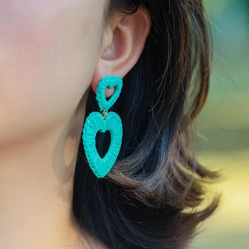 Vista 6 de Aretes de rafia de corazón, bonitos aretes bohemios, hechos a mano, joyería de amor de verano para mujer