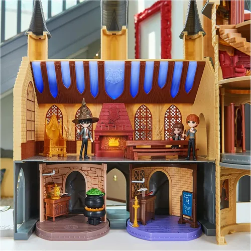 Vista 4 de Wizarding World Harry Potter, exclusivo castillo de Hogwarts de lujo de Magical Minis, 3 juegos de aula, 22 accesorios, 3 figuras, luces y sonidos