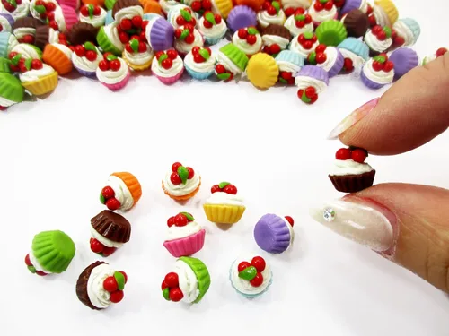 Vista 6 de Casa De Muñecas Miniatura Alimentos de Lot 100 Mixed Cupcakes Cherry parte superior Wholesale 6322 Bulk clay bakery food prop, loose tiny swirled