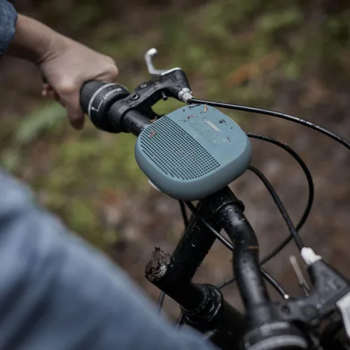 Vista 5 de Bocina SoundLink Micro de Bose con Bluetooth: Bocina pequeña portátil impermeable con micrófono, Azul Piedra