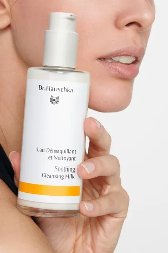 Vista 3 de Dr. Hauschka Soothing Leche de limpieza, 4.9 onzas líquidas.