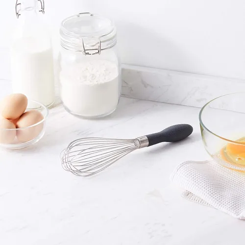 Vista 6 de Amazon Basics Juego de batidores de alambre de acero inoxidable para cocinar, diferentes tamaños, mango ergonómico fácil de sostener, 3 piezas