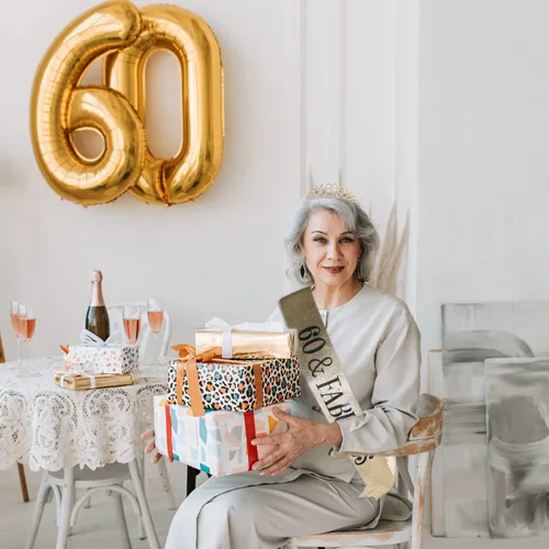 Vista 5 de Banda y tiaras de 60 cumpleaños para mujer, decoraciones de cumpleaños 60 para mujer, fabulosa banda y corona para mujeres de 60 años y fabulosos