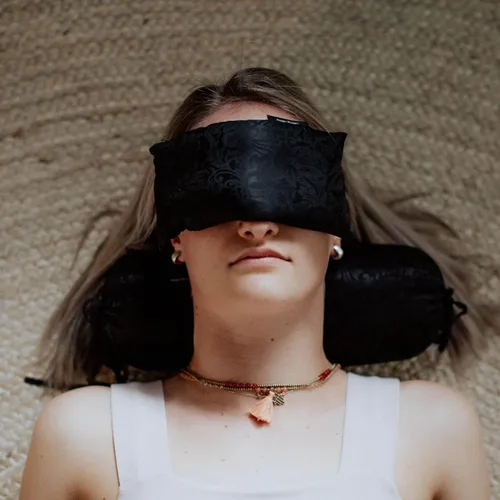 Vista 2 de Hugger Mugger Almohada de ojos de seda con relleno de linaza, relleno de linaza orgánica, relajación sin olor, peso ligero, frío en el congelador